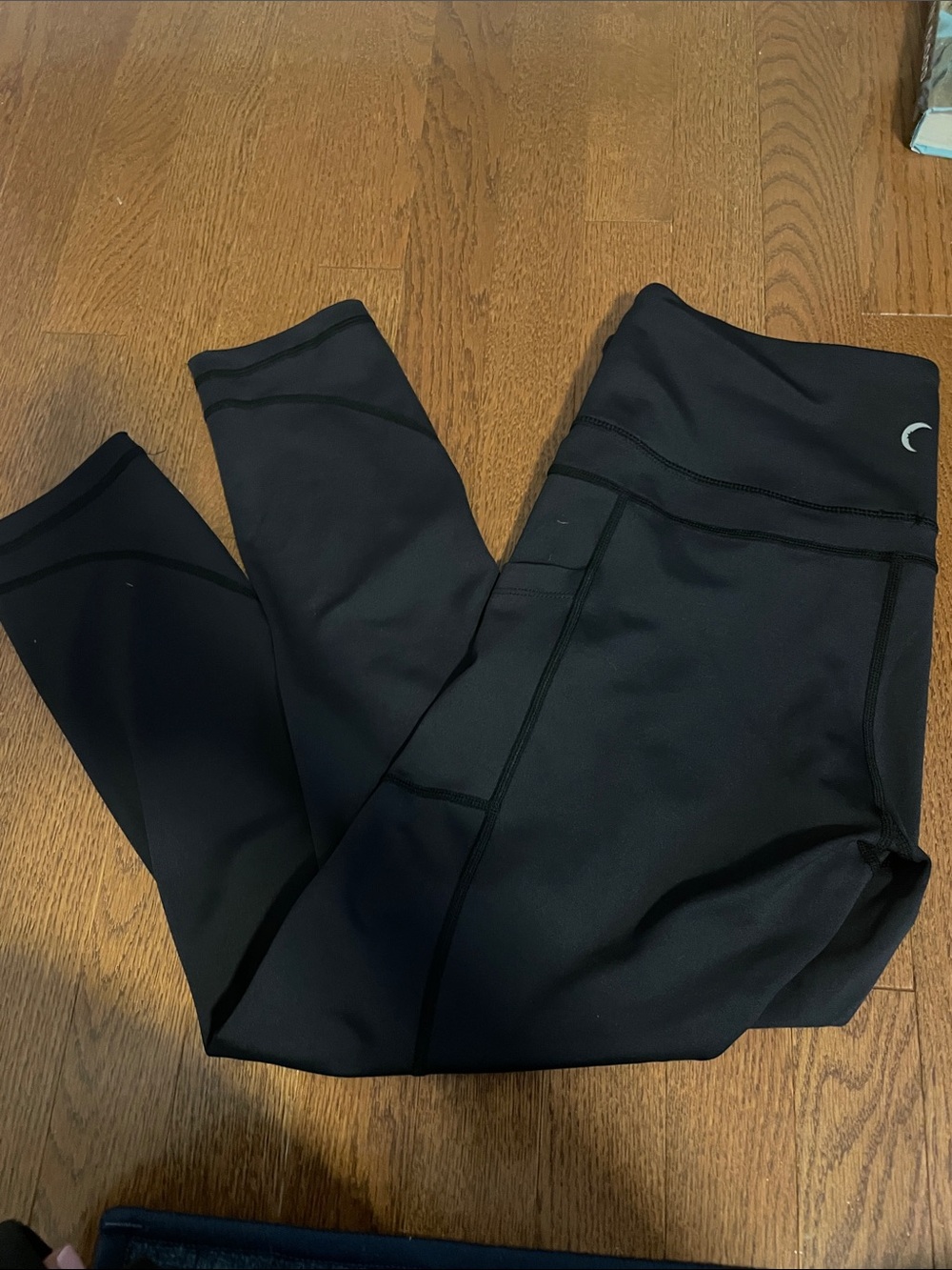 Women’s Black High-Rise Performance Leggings with Side Pocket
